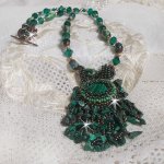 Ciondolo verde smeraldo ricamato con Malachite naturale cabochon e scaglie, cristalli, sfaccettature e perline